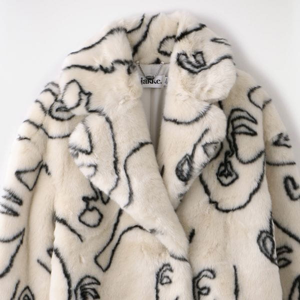 Licca_28's tweet image. 【#佐藤健 さんファッション】
＼🆕11/24更新 YouTube／

本日公開のカレンダーメイキング動画で
佐藤健さんが着用していたアイテム🧥

顔のイラストが印象的なファーコート✨
※レディース商品です

🔽詳細はこちら
fashion-express.hatenablog.jp/entry/satohtak…
#佐藤健YouTube #佐藤健カレンダー