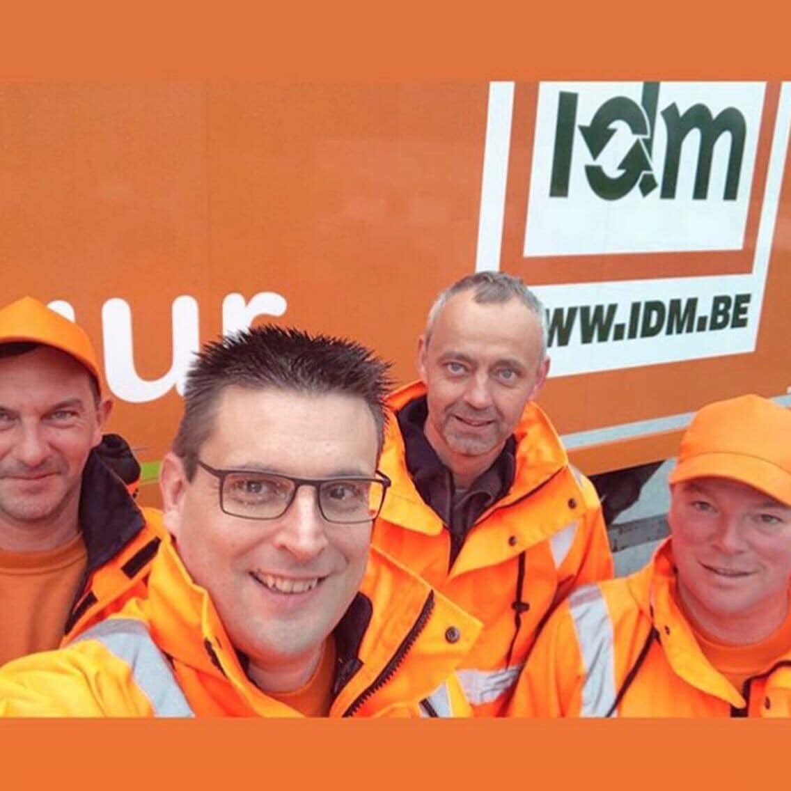 rdecaluwe's tweet photo. Deze week zetten we meer dan 20000 afvalmedewerkers en duizenden vrijwilligers van @De_Mooimakers in de kijker. Zij verdienen veel respect om onze gemeentes zo proper te houden. Een tijdje geleden liep ik mee met @idm_info! Heel zwaar fysiek werk. Bedankt 👏#weekvandeafvalophaler https://t.co/10mnJ9I1dp