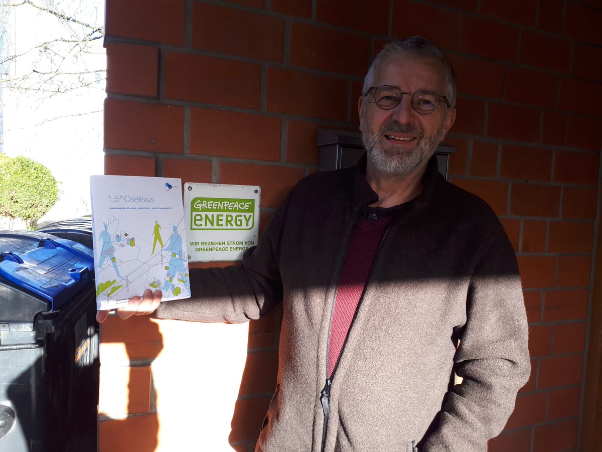 Csells_SINTEG's tweet photo. Das erste Exemplar des #Csells Buch ist gedruckt – und das mit 100 Prozent Erneuerbaren Energien! Das Buch beschreibt unseren Weg zu einem zellulären Energiesystem und stellt die Ergebnisse aus fast 4 Jahren C/sells dar. Das Buch wird auch digital zur Verfügung stehen. #SINTEG https://t.co/5kvIB0U1o8