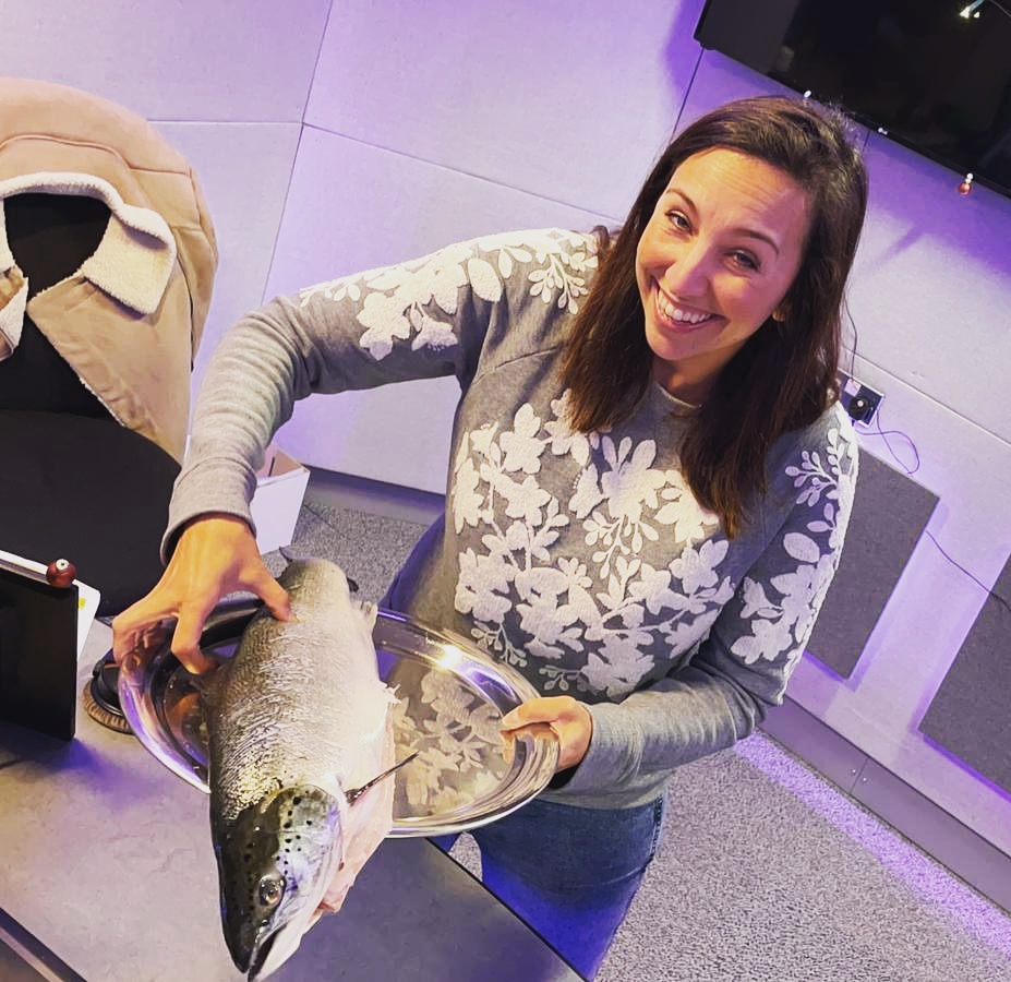 HitsLancsNews's tweet photo. Janine is happy with her full Salmon from D&amp;S Fisheries 😁🐟 More meat for the #MeatHamper!! 🍖 https://t.co/INzEeyNyf3