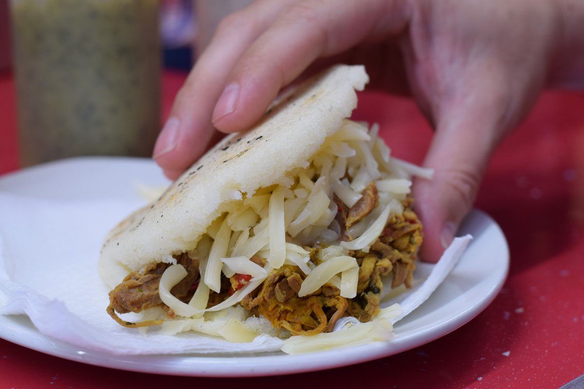 Algún fan de las #arepas?

En <a href="/mdomaravillas/">Mercado de Maravillas</a> puedes encontrar esta delicia, hecha con masa de maíz y un sinfín de rellenos.

Existen numerosos puestos donde poder disfrutar de #arepasrellenas

Cuál es tu favorita?

Somos #mercadomaravillas

Desde 1942 el #mercadodemadrid