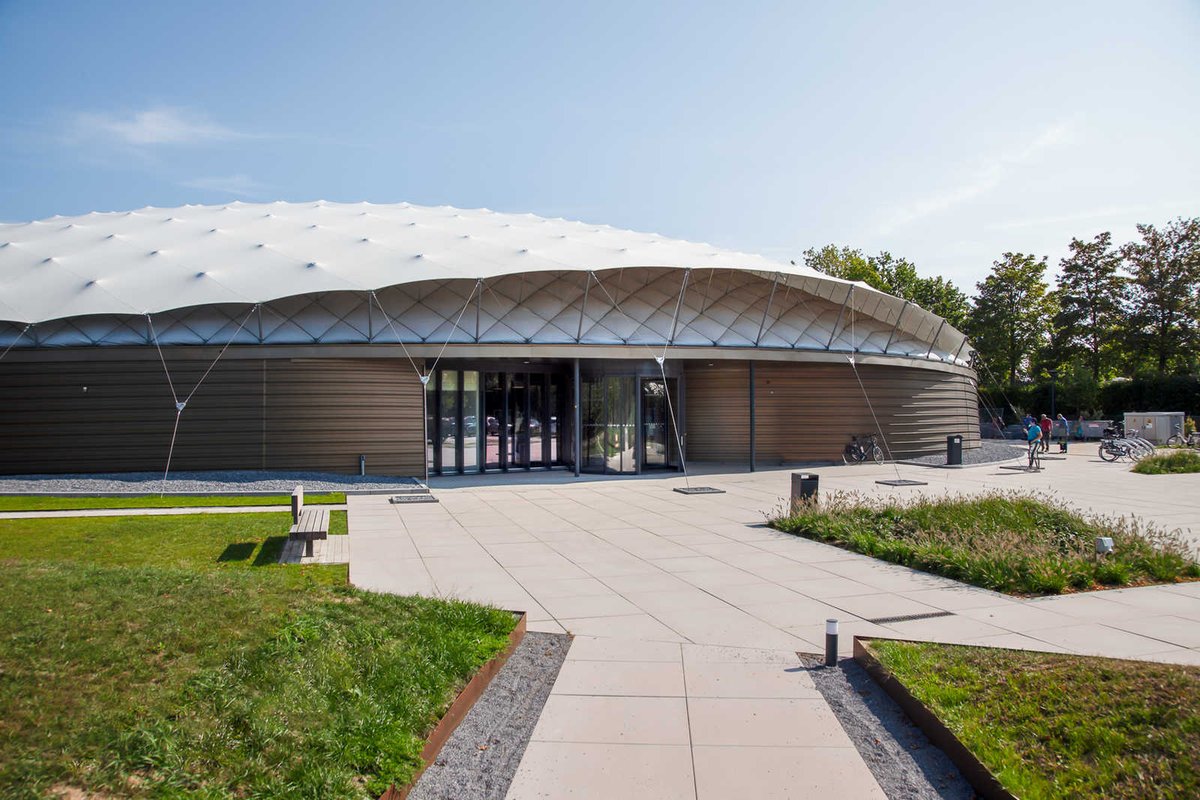 shadeddome's tweet photo. Het dak van het Vrijheidsmuseum Groesbeek bestaat uit een geïsoleerd binnen- en buitendoek, van elkaar gescheiden met afstandshouders. Het microklimaat ontstaat door een constante luchtstroom tussen deze 2 doeken + de speciale combinatie van div. membraanmaterialen. #ShadedDome https://t.co/r6Fy7w4QlJ
