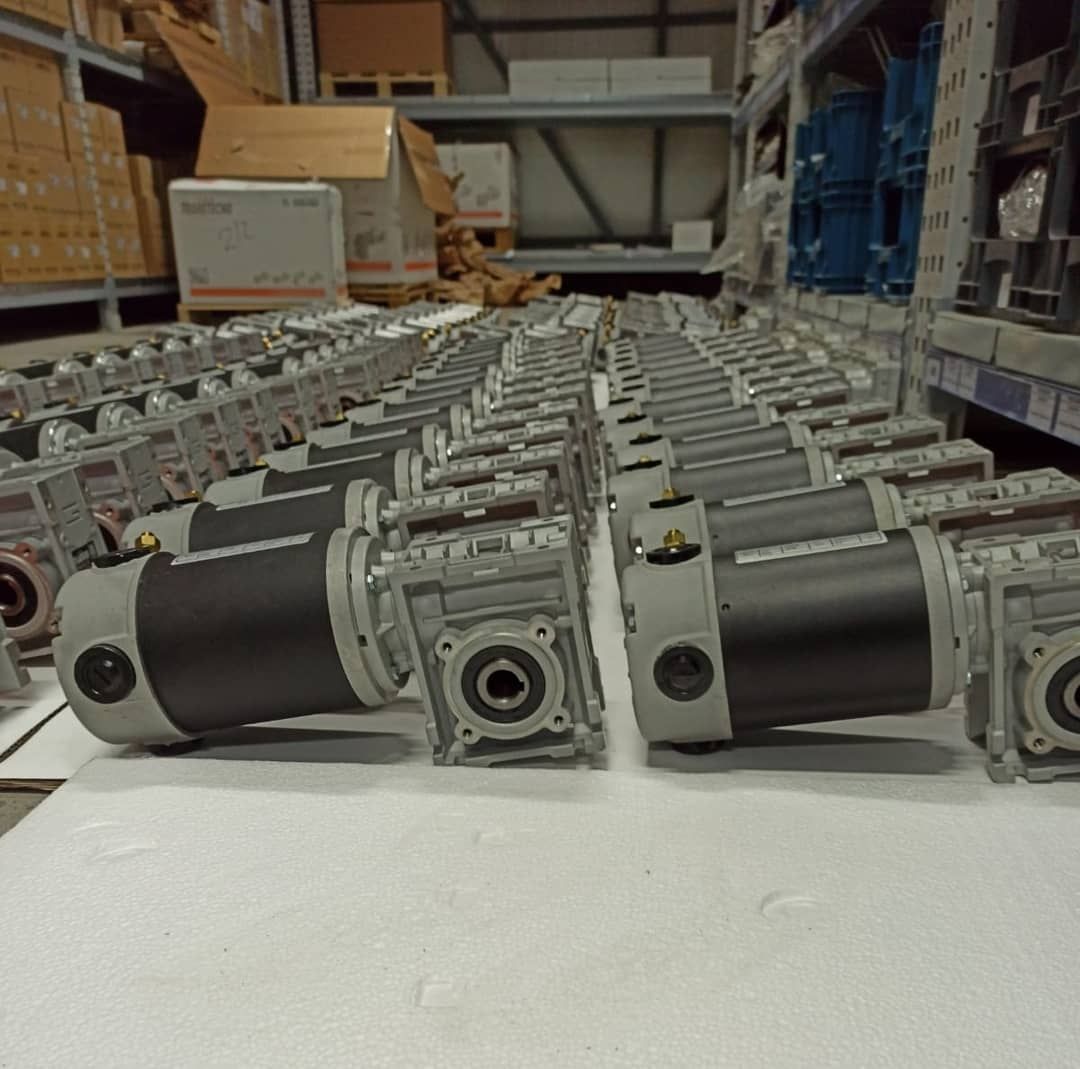 TranstecnoGroup's tweet photo. Look at these 24V DC wormgearmotors!
Ready to be fitted on pipe rail trolleys for greenhouses.
#transtecno #gearmotors #powertransmissions #interpumpgroup https://t.co/Ccij4iRzow
