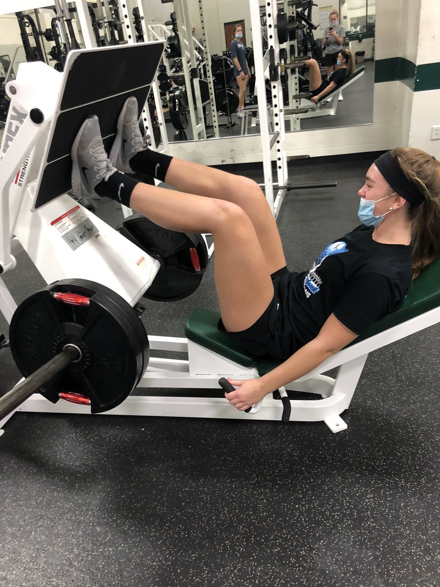 brooke_leroux4's tweet photo. Early bird gets the worm๐๐#wewillplay #wmvc @LadySailorHoops @RileyRosenthal @jennabakerrr @miabrown1110 https://t.co/uwse2JMM8W