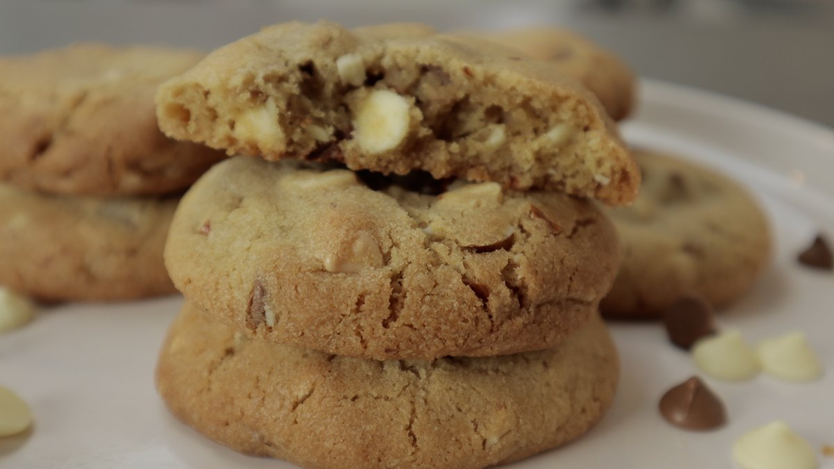 noxskitchen's tweet photo. Choc Chip and Almond Cookies

Click the link below for full video recipe
https://t.co/4kljH1moeH

#chocchipcookies #almondcookies #noxskitchen #foodlovers #cookingchannel #chocolatechipcookies #cooking #foodie #food #bakingathome #youtube #bakingvideo #cook #yummy #instachef https://t.co/OinROX0d1a
