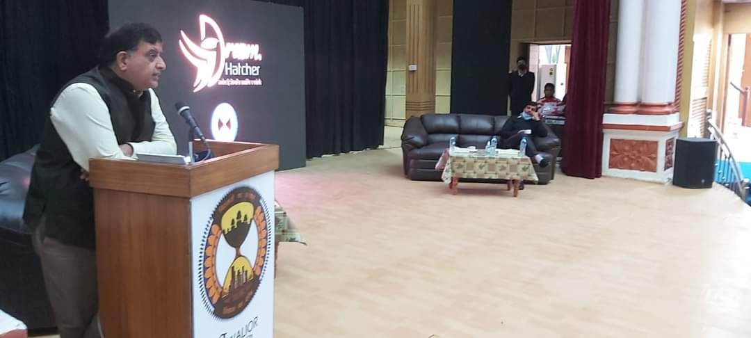 smartgwalior's tweet photo. Gwalior Municipal Commissioner and Executive Director GSCDCL Shri Sandeep Mawkin encouraged participants to devise a comprehensive solution. He told them about the importance of implementation of an idea and how execution plays a vital role.

#DreamHatcher #incubation https://t.co/zjZqHVhuiD
