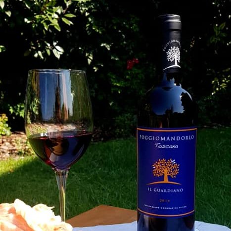 amo_wine's tweet photo. Oggi vi presentiamo il #guardiano #montecucco della cantina #poggio #mandrolo. È un vino di colore rosso rubino con aromi di note #fruttate e #floreali. Si abbina bene con i primi con sughi di #carne e crostini di polenta. #amowine
#comprendiamowine 
https://t.co/tSksLRRzF3 https://t.co/GPaQiuDpT9