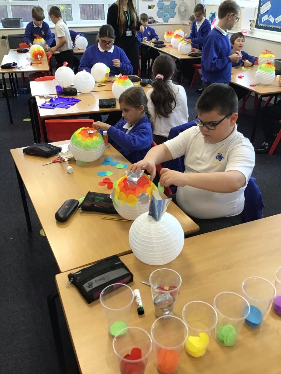 FishtoftAcademy's tweet photo. Shark class are making lanterns to mark 400 years since the Mayflower left for America. We are very lucky to be the closest school to the #PilgrimFathersMemorial. All pupils will make a lantern ready for the Big Light Up on Thursday night. Come and see our trail of light &amp; hope! https://t.co/oMNeRzw8KG