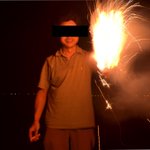 花火を持つ友人を正面から撮影した結果!腕を切り落とされたアンドロイドのように!