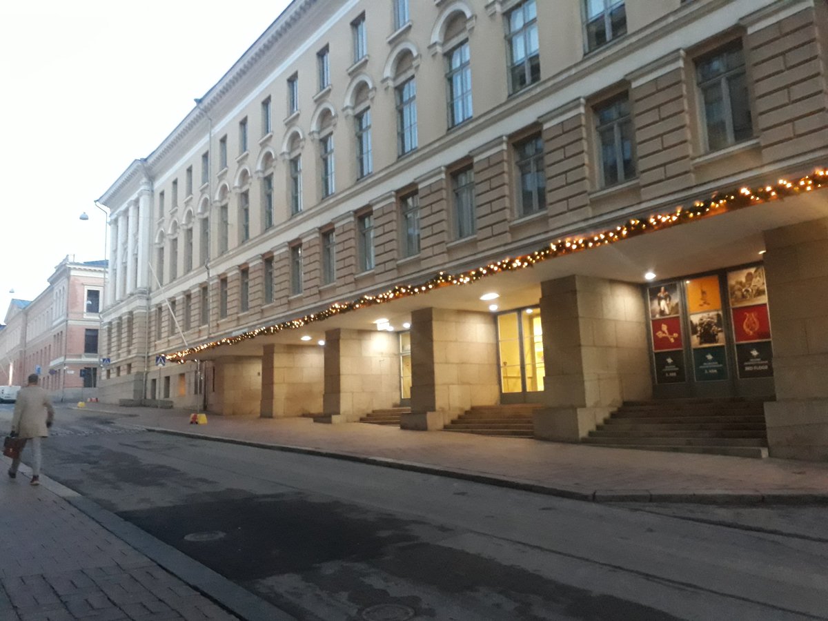 MaijaRoitto's tweet photo. Metsäylioppilaat kävivät pitkien tikkaiden kanssa laittamassa kausikuusiköynnöksen ja valot päärakennyksen lippaan. Tässä on 45 metriä iloa ohikulkijoille talven pimeimpiin päiviin. @helsinkiuni #metsaylioppilaidenkuusikauppa @metsayo https://t.co/NmtNtYNaAY