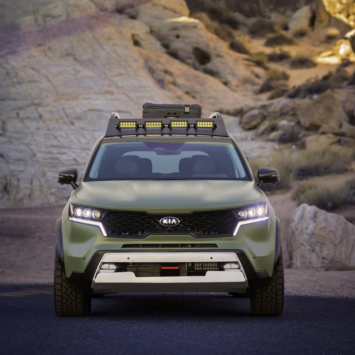 KiaUKPR's tweet photo. Kia Motors America have unveiled two rugged Sorento concepts engineered to take on the wilderness. The Sorento Yosemite Edition is designed for mountain-top adventuring, whilst the Zion Edition is made for stomping around desert sand dunes.

Read more: https://t.co/FhLgntDEjf https://t.co/EmRYRXYH5A