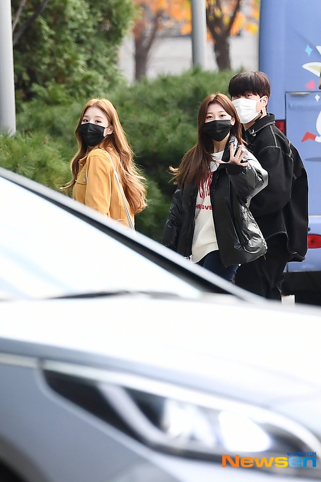 [PRESS] 201124  #LOONA Heejin & Choerry on their way to record Park Sohyun's <Love Game> photos #2 @loonatheworld  #이달의소녀