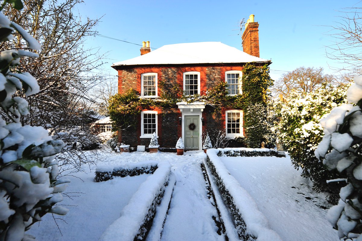 OakviewEstates's tweet photo. Charming Grade II listed 5 bedroom village house in excess of 2,800 sqft including a detached 2 storey studio/office, ideal for those wishing to run a business, work from home or use as a self-contained annexe.

Contact Oakview Estates for further details
https://t.co/x7EquQi9g5 https://t.co/elAeZb8yvy