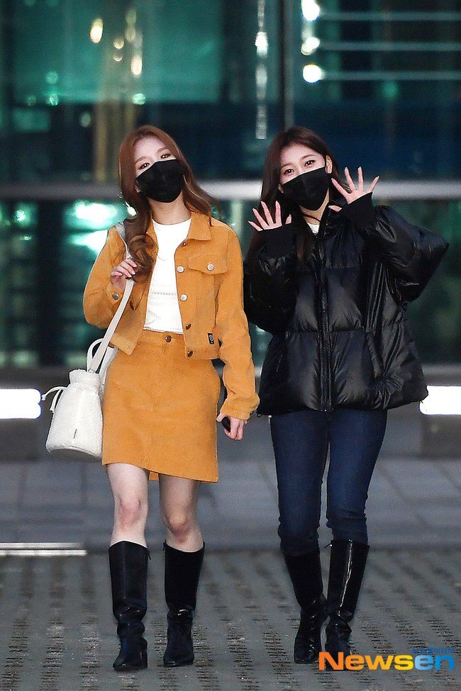 [PRESS] 201124  #LOONA Heejin & Choerry on their way home from Park Sohyun's <Love Game> photos #3 @loonatheworld  #이달의소녀