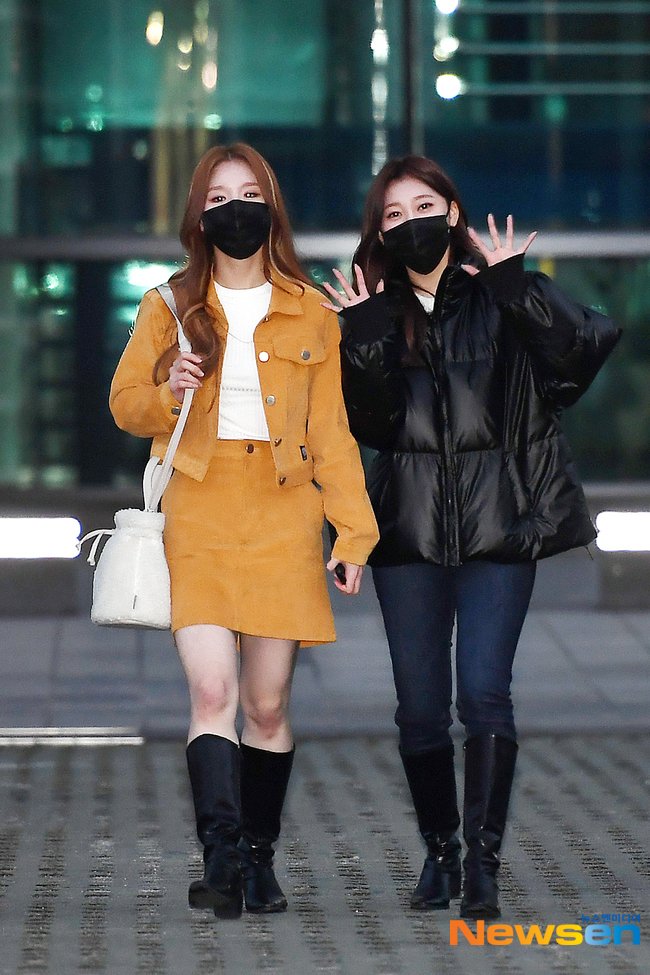 [PRESS] 201124  #LOONA Heejin & Choerry on their way home from Park Sohyun's <Love Game> photos #3 @loonatheworld  #이달의소녀