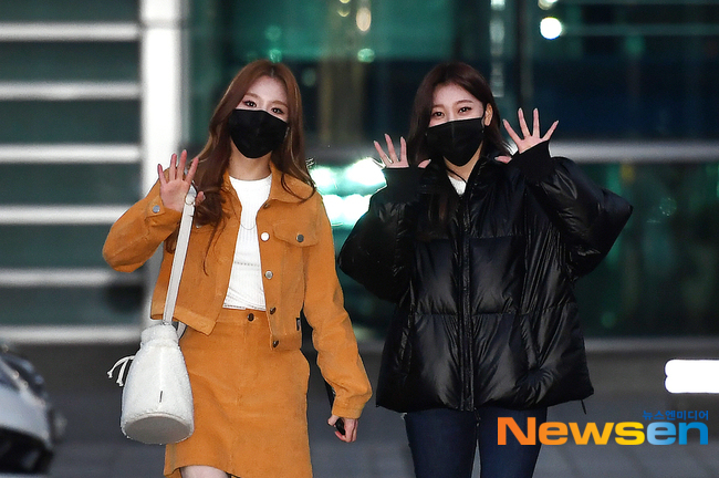 [PRESS] 201124  #LOONA Heejin & Choerry on their way home from Park Sohyun's <Love Game> photos #3 @loonatheworld  #이달의소녀