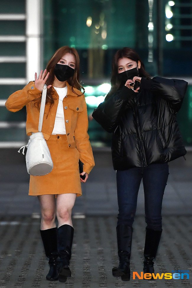 [PRESS] 201124  #LOONA Heejin & Choerry on their way home from Park Sohyun's <Love Game> photos #3 @loonatheworld  #이달의소녀