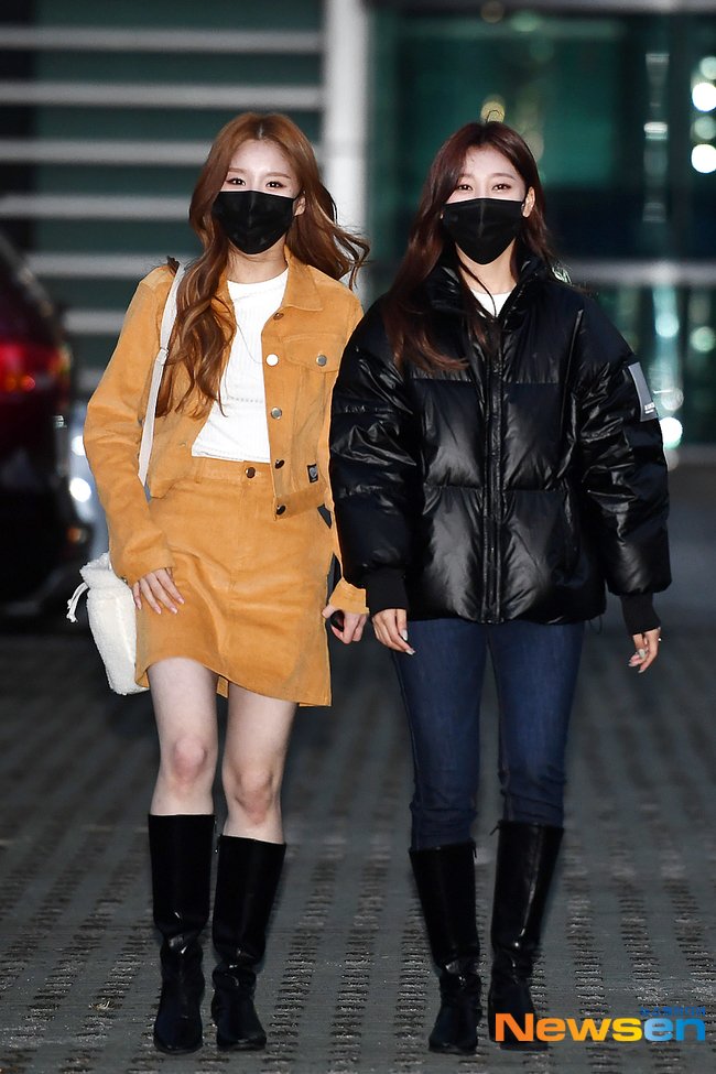 [PRESS] 201124  #LOONA Heejin & Choerry on their way home from Park Sohyun's <Love Game> photos #4 @loonatheworld  #이달의소녀