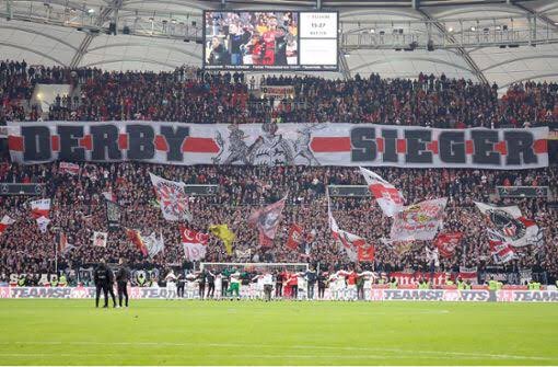 vfbstuttgartbr's tweet photo. #VfBack | 1 ano atrás, o VfB Stuttgart vencia o Karlsruhe por 3 a 0 no Ba-Wü Derby, na Mercedes-Benz Arena, pela 14ª rodada da 2.Bundesliga.
Mais de 57 mil pessoas acompanharam a vitória Suábia com gols de Phillip #Förster, Orel #Mangala e Hamadi #AlGhaddioui. https://t.co/Nnh69G68yA