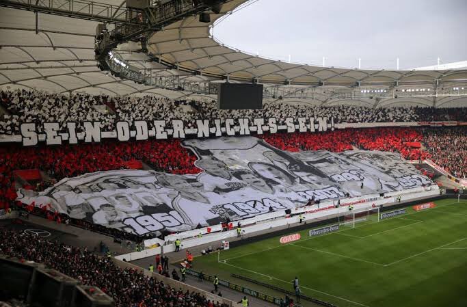 vfbstuttgartbr's tweet photo. #VfBack | 1 ano atrás, o VfB Stuttgart vencia o Karlsruhe por 3 a 0 no Ba-Wü Derby, na Mercedes-Benz Arena, pela 14ª rodada da 2.Bundesliga.
Mais de 57 mil pessoas acompanharam a vitória Suábia com gols de Phillip #Förster, Orel #Mangala e Hamadi #AlGhaddioui. https://t.co/Nnh69G68yA