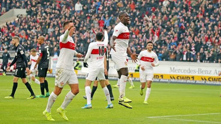vfbstuttgartbr's tweet photo. #VfBack | 1 ano atrás, o VfB Stuttgart vencia o Karlsruhe por 3 a 0 no Ba-Wü Derby, na Mercedes-Benz Arena, pela 14ª rodada da 2.Bundesliga.
Mais de 57 mil pessoas acompanharam a vitória Suábia com gols de Phillip #Förster, Orel #Mangala e Hamadi #AlGhaddioui. https://t.co/Nnh69G68yA