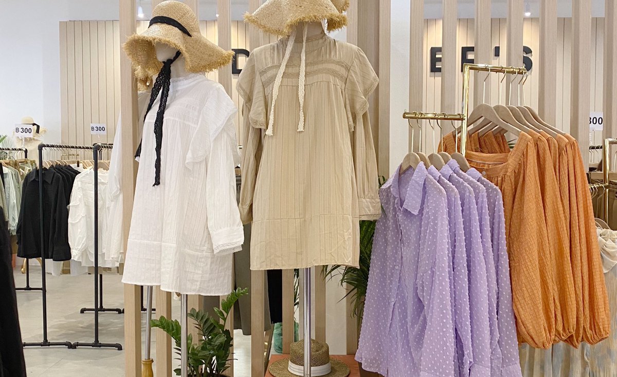 detailsoftoday's tweet photo. มารีวิวร้านเสื้อผ้าที่น้ำใส่แล้วคนถามเยอะที่สุดร้าน DECEMBER'S เดอะมอลงาม ชั้น2 🧃✨ เป็นร้านเสื้อผ้าที่น้ำชอบมากที่สุดตอนนี้ เพราะทุกตัว300฿! เท่ากันหมด และเสื้อผ้ามินิมอลมาก คุณภาพดีเหนือราคา ทุกตัวคือซื้อใส่ได้บ่อย มีตั้งแต่ กางเกง เดรส เสื้อ ส่วนใหญ่ฟรีไซส์ด้วยงับ💫 https://t.co/OIHM6sJejh