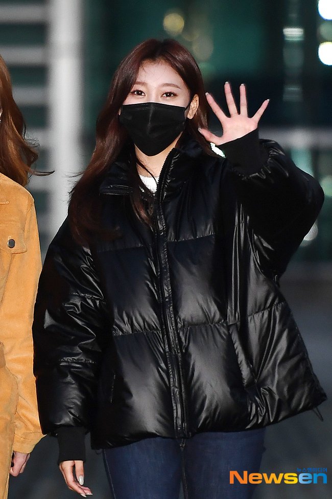 [PRESS] 201124  #LOONA Heejin & Choerry on their way home from Park Sohyun's <Love Game> photos #4 @loonatheworld  #이달의소녀