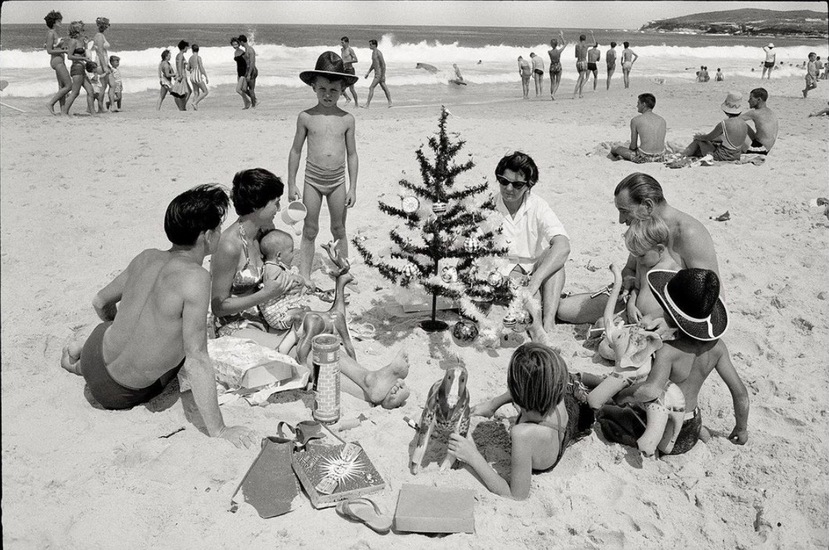 GalleryFlo's tweet photo. Max Scheler. 
Australia near Sydney 1959. 
German immigrant family Hufnagel with presents and nylon tree at the beach. 
via Instagram @max_scheler
#xmasiscoming #beachlife #beachvacation #MaxScheler #photography #blackandwhitephotography https://t.co/AnMkPphFaB
