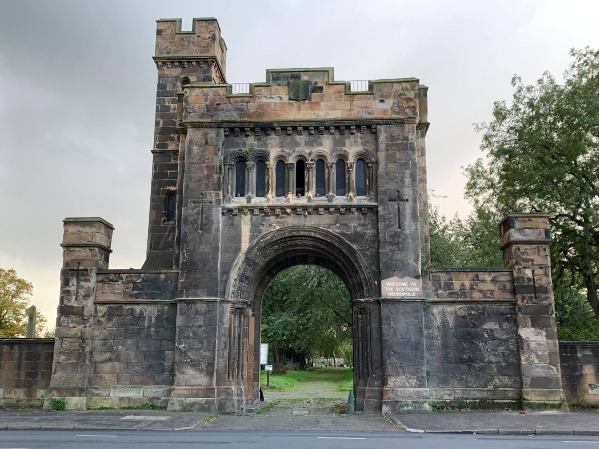 We're now heading to the Southern Necropolis. Opened in 1840, the lairs were more affordable, and the monuments consequently less grand than those in the Necropolis by Glasgow Cathedral.