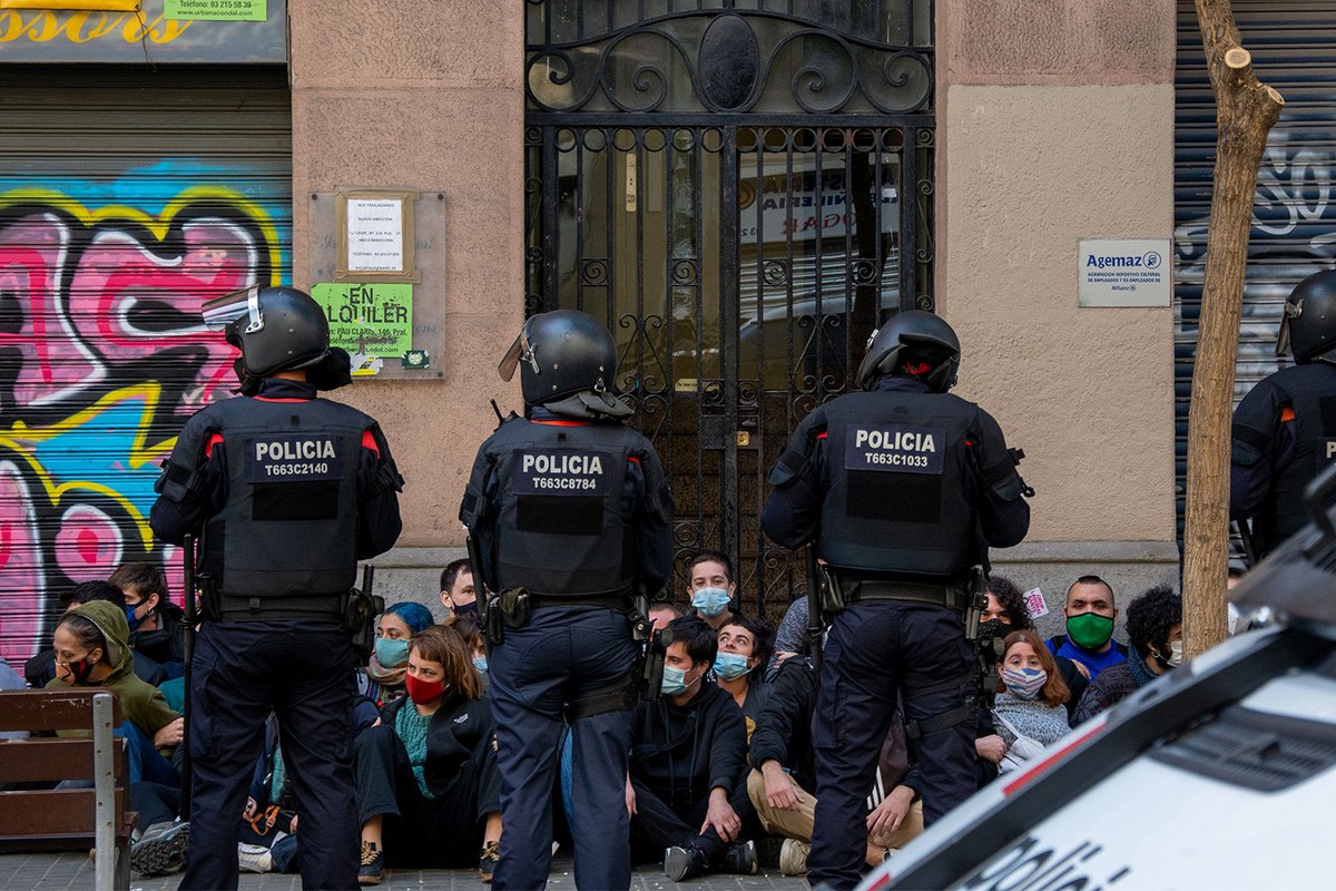 La_Directa's tweet photo. #HABITATGE | Una normativa antidesnonaments subjecte a la voluntat de jutges i policies https://t.co/eXdGNOs251 Per @gemma_g_fabrega amb fotografies de @casas_bruna https://t.co/sBQW8UjgBU