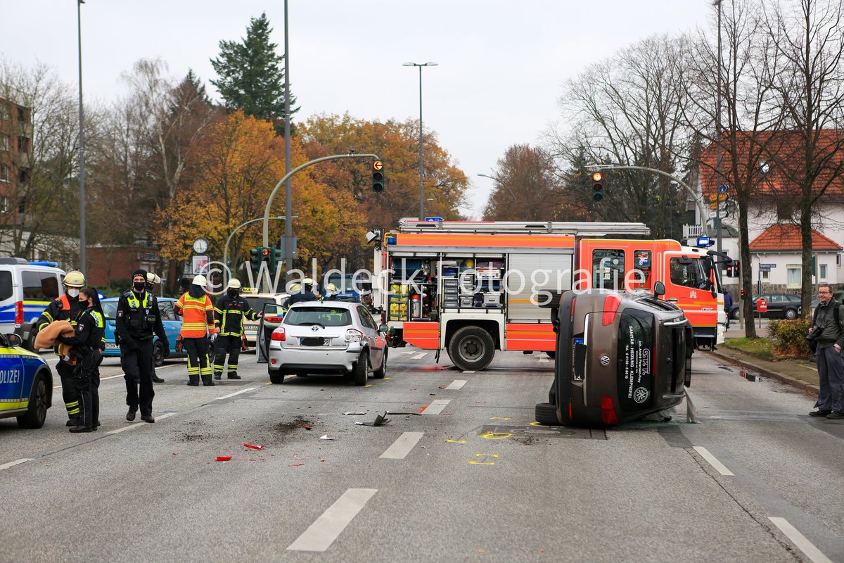 WaldeckFoto's tweet photo. #EinsatzAktuell in #Hamburg #Rahlstedt und #Sasel - 5 Verletzte und kaputte Autos - @FeuerwehrHH und @PolizeiHamburg im Einsatz mit vielen Kräften (HH) https://t.co/V3ZOaIf9wS
