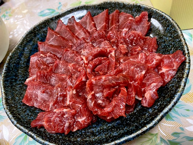 今日は馬刺食べりゅ🐴
綺麗に切れた。 