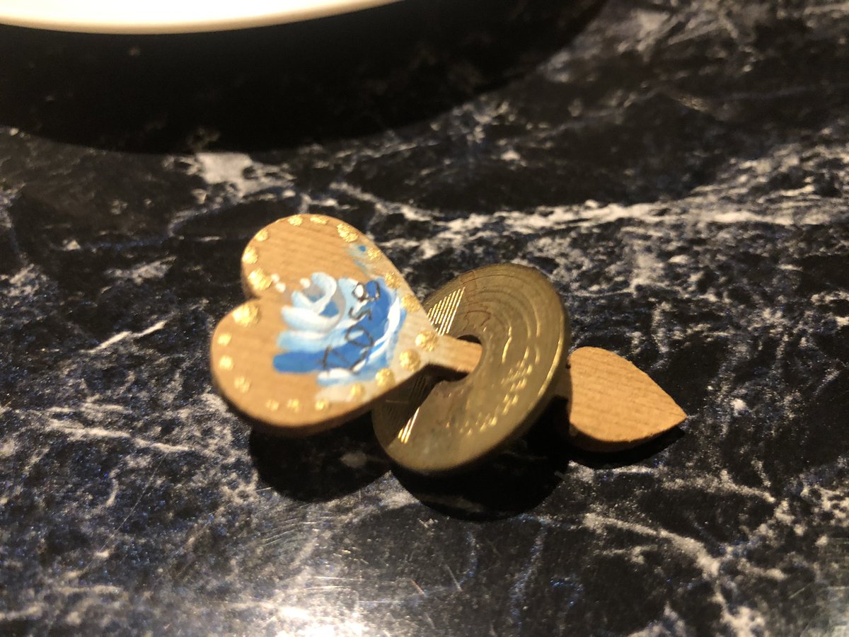 仕組みがわからん！

誰かこの5円玉の不思議の謎を解明してください。