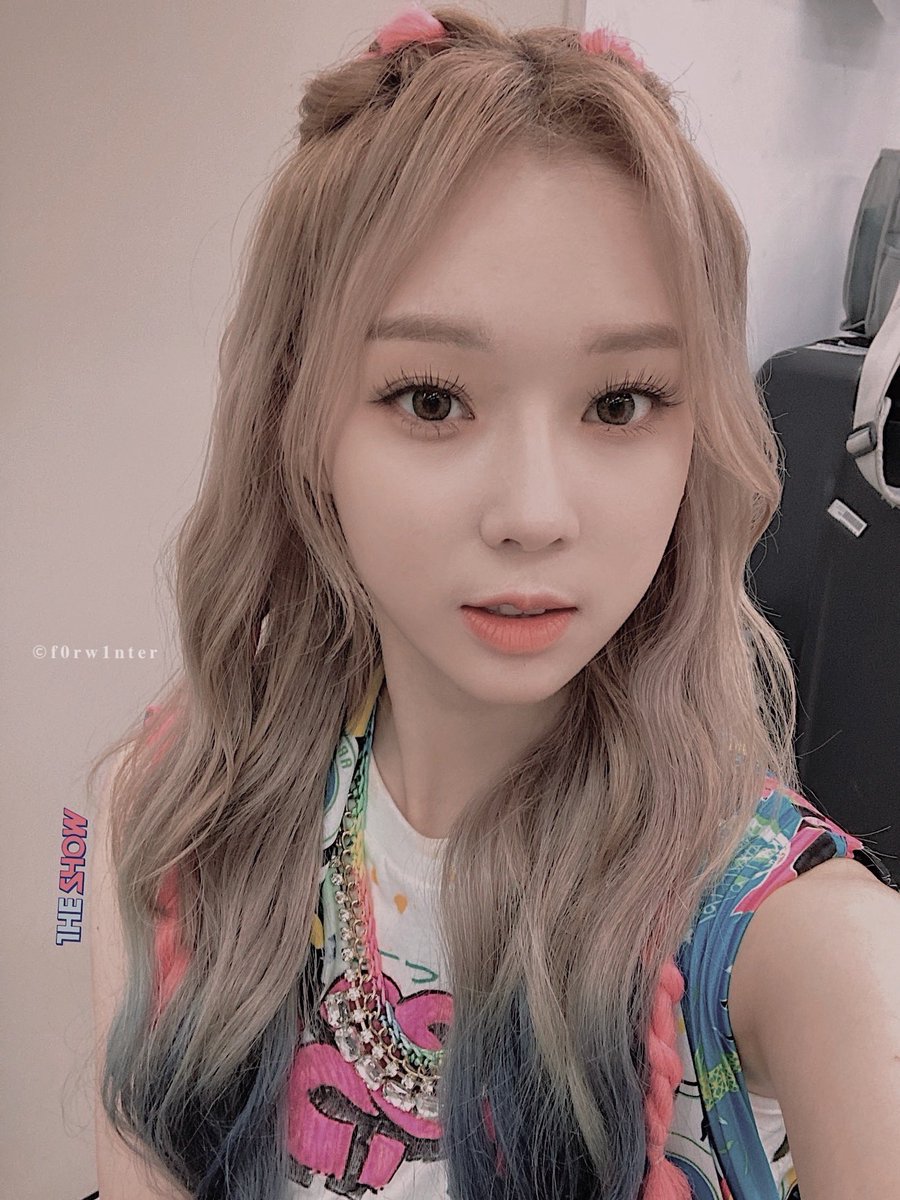 f0rw1nter's tweet photo. <HD>
2020.11.24
THE SHOW AESPA WINTER UPDATE/
AESPA TWITTER UPDATE/
AESPA VLIVE UPDATE
#aespaDebutStage #aespa𓆙 #aespaWinter #WINTER #AESPA_WORLD_DOMINATION #AESPASTYLE #김민정 #윈터 #KimMinJeong #金玟庭 #에스파 #WinterHK #BlackMamba #aespaedits #AespaHotDebut https://t.co/I2q2mEqntY