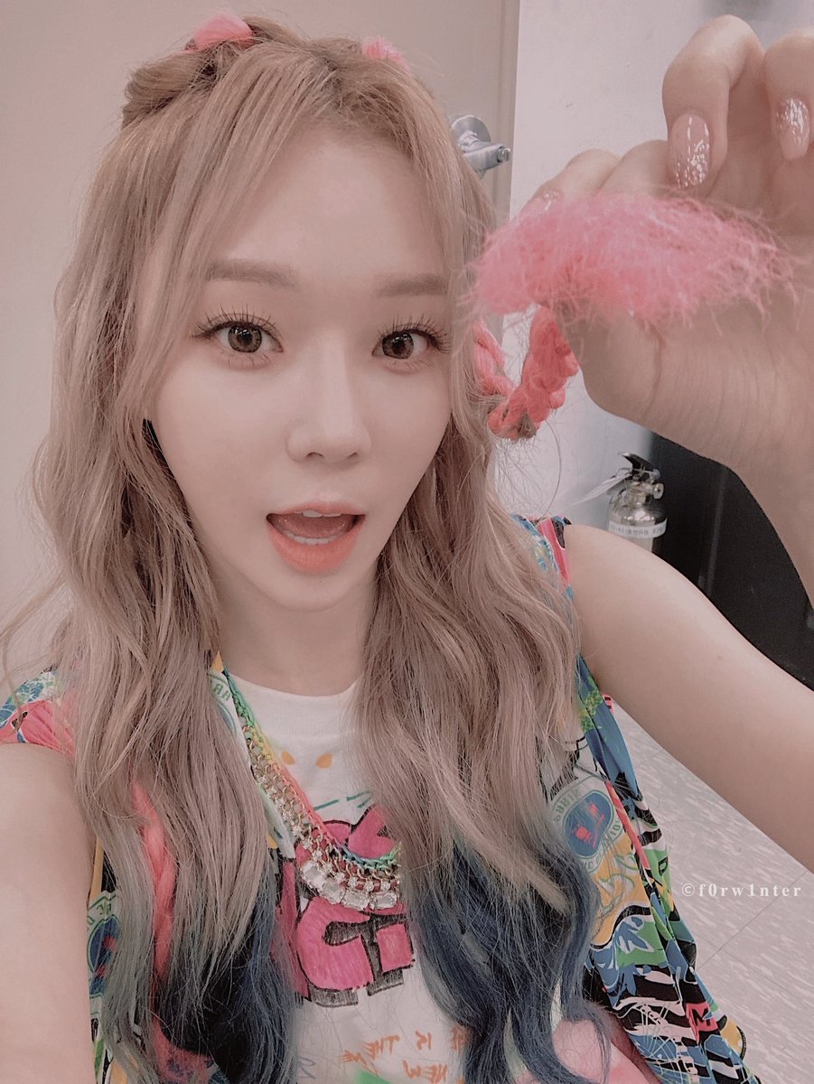 f0rw1nter's tweet photo. <HD>
2020.11.24
THE SHOW AESPA WINTER UPDATE/
AESPA TWITTER UPDATE/
AESPA VLIVE UPDATE
#aespaDebutStage #aespa𓆙 #aespaWinter #WINTER #AESPA_WORLD_DOMINATION #AESPASTYLE #김민정 #윈터 #KimMinJeong #金玟庭 #에스파 #WinterHK #BlackMamba #aespaedits #AespaHotDebut https://t.co/I2q2mEqntY