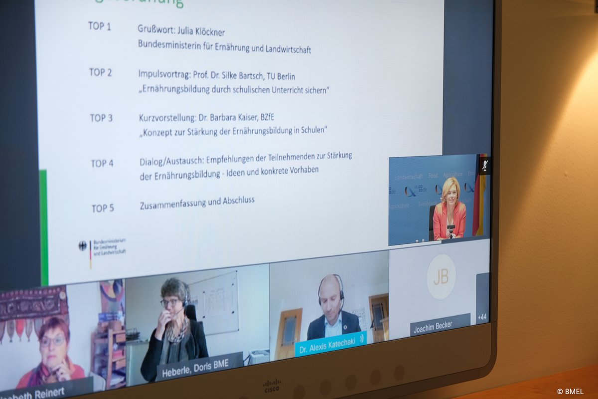 BMLEH_Bund's tweet photo. Bessere #Ernährungsbildung in #Schulen: Dazu legen wir mit @bzfe_de ein Konzept vor - Ernährungsbildung in Ausbildung/ Schullaufbahn verankern.

BMin @JuliaKloeckner ruft Länder auf, zusammenzuarbeiten. BZfE bietet Material für Unterricht u. Fortbildung ⇨ https://t.co/feIBbBliA1 https://t.co/2S3Buffh7l