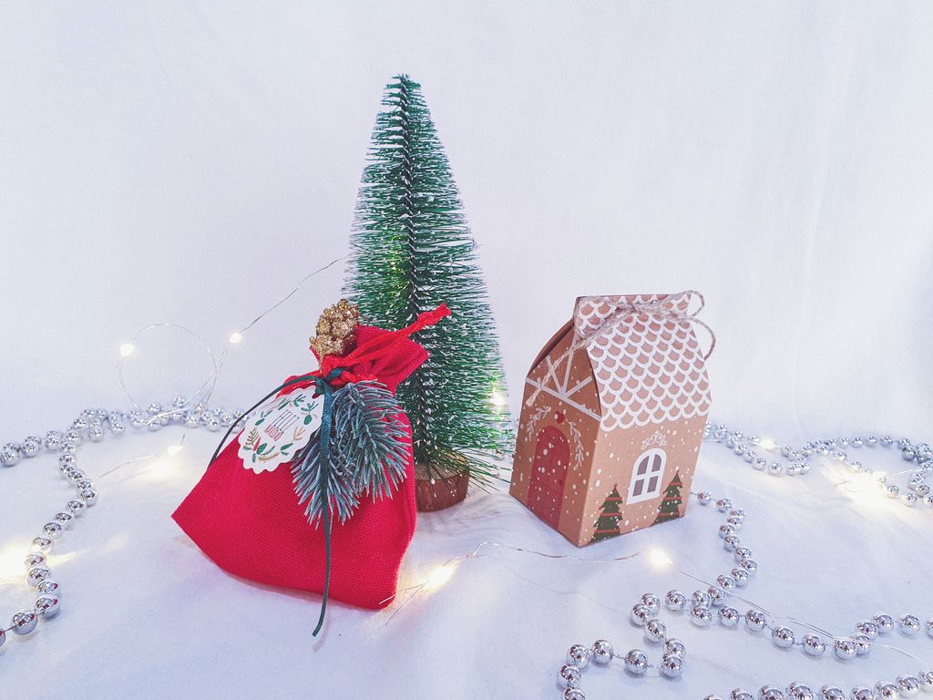 regalosclase's tweet photo. 🎄 Este año, las fiestas de Navidad, Año Nuevo y Reyes Magos serán diferentes. Aunque no podamos juntarnos en un mismo lugar con todos nuestros familiares, podemos tenerles muy presentes de forma igualmente especial 💫.

#RegalosClase #VegaBaja #regalo #navidad #regalosnavidad https://t.co/AbHWcGT8kA