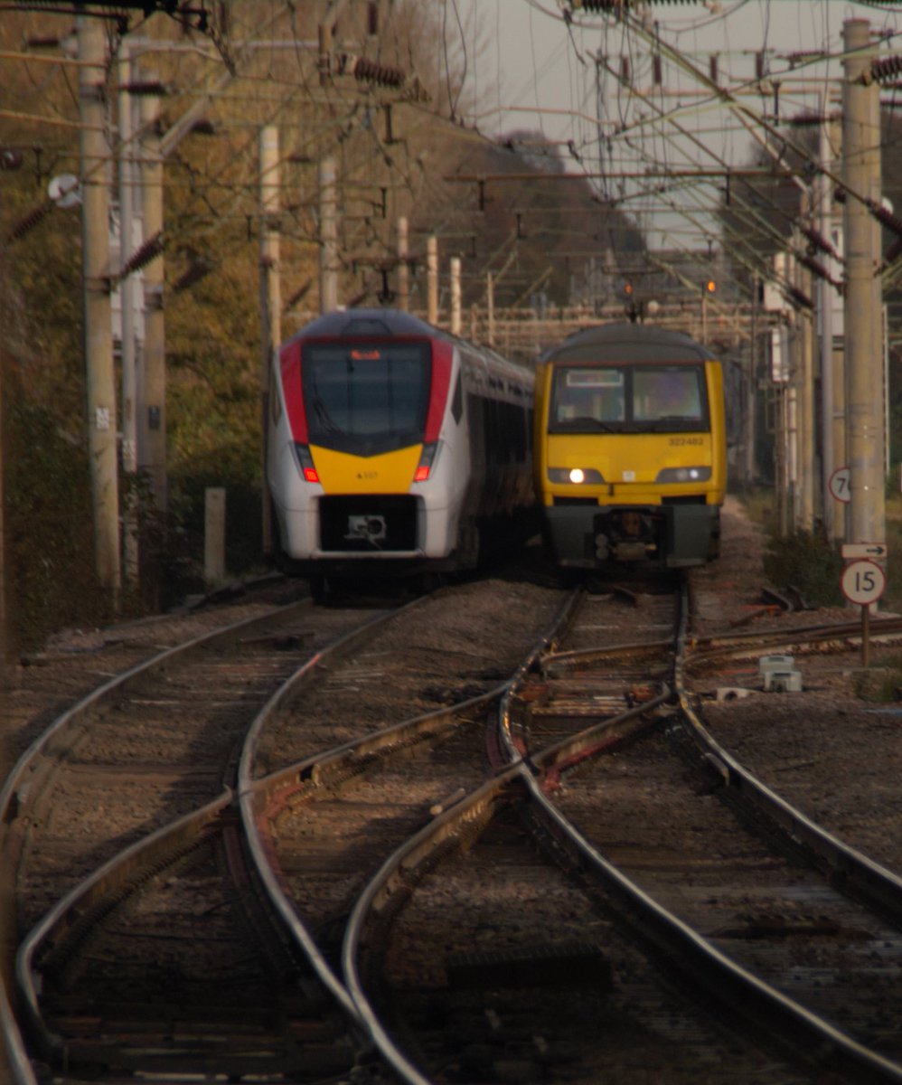 ThePinkMeowstic's tweet image. 23/11/20
Another shot of 322482, this time passing 745107 on the approach to Marks Tey. 
#class321 #class745
