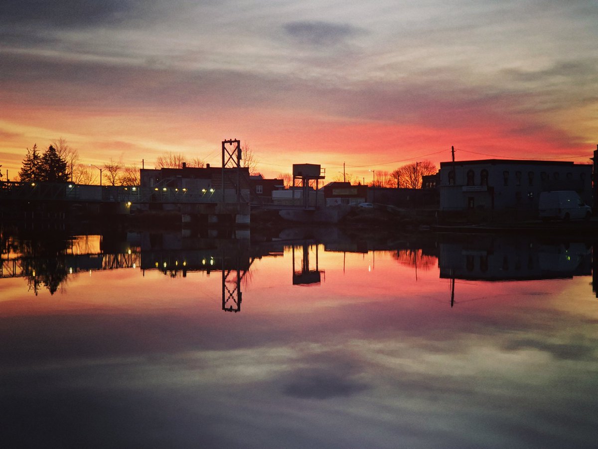 Rapini1's tweet photo. Good morning, CK. Chilly, but a beauty start to the day. #SydenhamScenes @CKXS https://t.co/lldgEVL30s