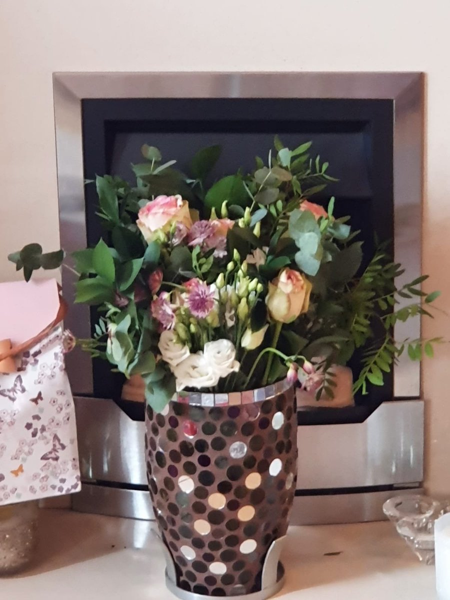 GMFootball's tweet photo. Absolutely shocking customer service after receiving an awful display of flowers for my fiances birthday. Keep fobbing me off and refusing to refund me. £45 wasted @serenataflowers https://t.co/PbqOtyyE1b