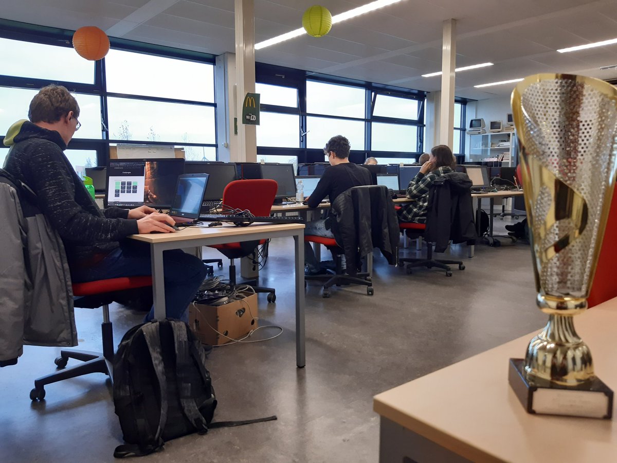 Het @rocfriesepoort Cyber@Work Capture the Flag evenement is gestart. Zo'n 100 studenten ICT strijden in teams tegen elkaar om de meeste flags te veroveren. Dit doen ze door allerlei systemen te hacken. Sneek staat nu op de eerste plaats. Om 12 uur is prijsuitreiking.