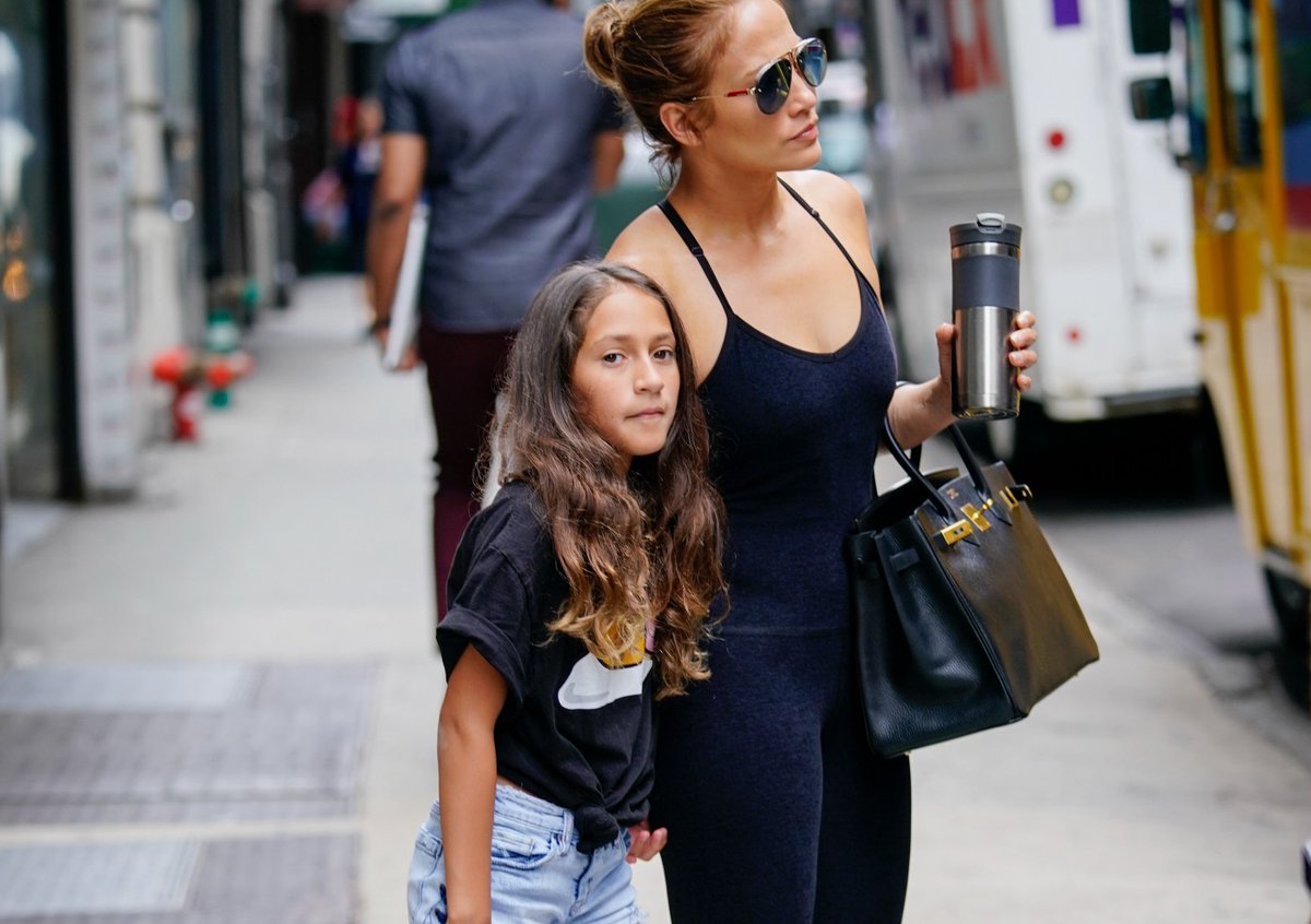 trendencias's tweet photo. La hija de Jennifer Lopez, Carrie Bradshaw, María Pedraza y seis pruebas más de que la melena bob sienta fenomenal al cabello rizado #JLo #JenniferLopez #EmmeAnthony #PeloRizado https://t.co/eopoejgX8v https://t.co/fq0mtY7ZCo