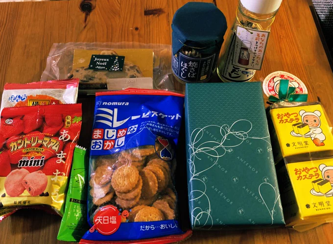 いただいた差し入れと戦利品。
ありがとうございました!!!
やっぱりコミティアは毎月やってほしい。 