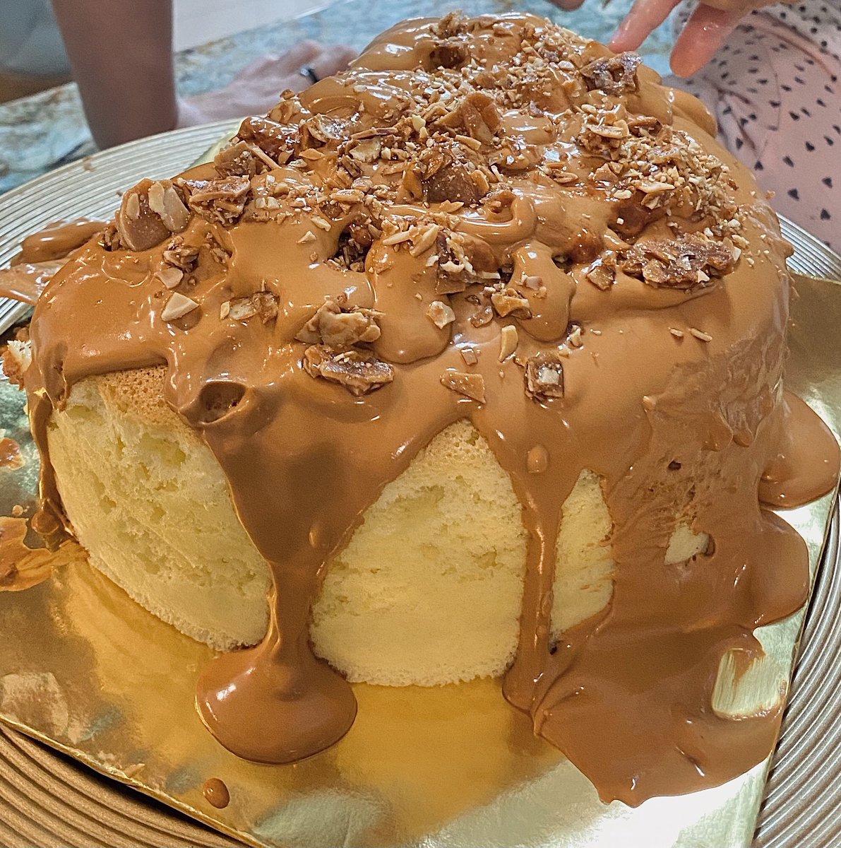 absolutchoc's tweet photo. AMARAN! 🚫 4 Gambar ini bakal membuatkan anda terliur dengan Dalgona cloud cake from #absolutchocolat 

Rasa coffee yang tidak terlalu kuat, amat sesuai untuk anda yang non coffee lovers! 😍

Jom RETWEET bagi penggemar coffee! 💕 https://t.co/gvdoL4ShZ4