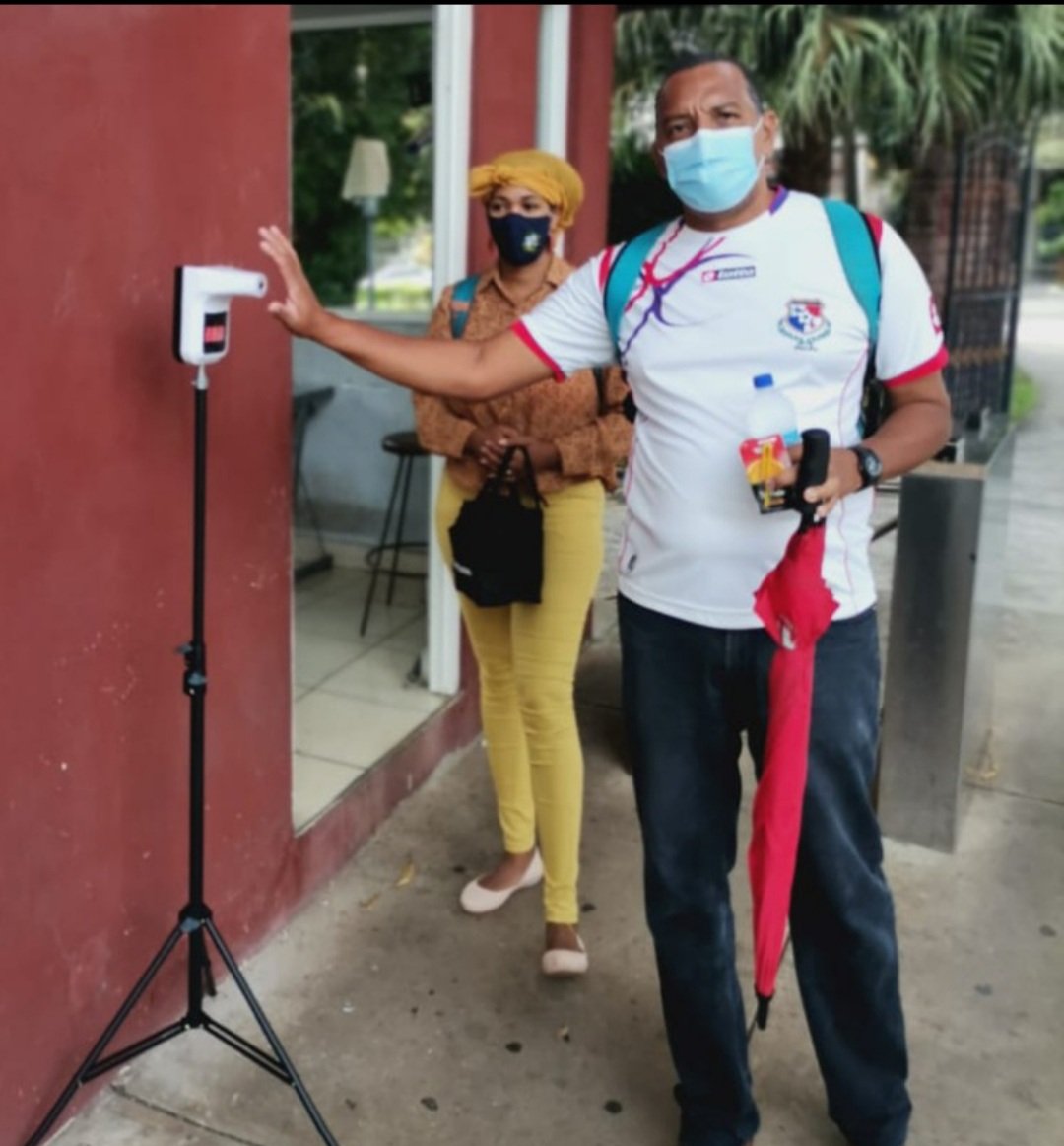 eflorescastro's tweet photo. Para facilitar el trabajo en terminos de bioseguridad de los funcionarios de protección y mantener el distanciamiento físico de los que ingresan a la Universidad de Panamá, se instaló un sensor de temperatura automática en la entrada de la institución. https://t.co/5Ua6KrQvaW