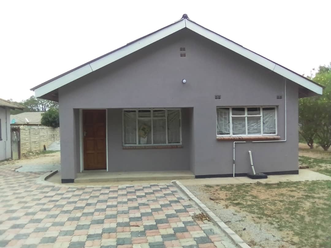 propertygalax2's tweet photo. Park Meadowlands, Harare - 3 bedroom cottage for rent
✓ Kitchen 
✓ Lounge
✓ Inside toilet and bathroom
✓ Municipal water supply
✓ Available for immediate occupation
✓ Rental fees - US$300 negotiable
WhatsApp 0771835705, Call/text (024)2753943 ; 0734157338. #GLSZIM2020 https://t.co/XwKCRWS4Lf
