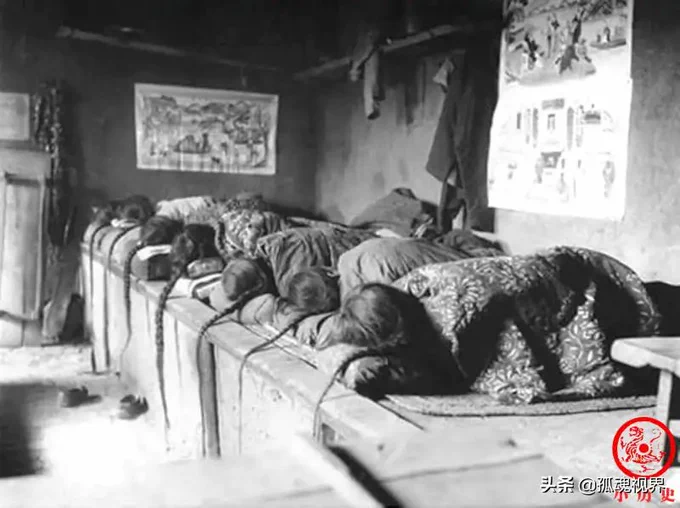 1912年の中国某所。辮髪ってこうやって寝るのか(笑) 