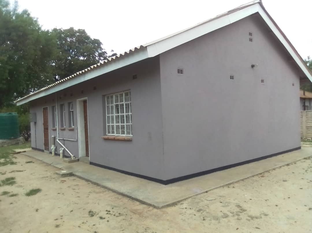 propertygalax2's tweet photo. Park Meadowlands, Harare - 3 bedroom cottage for rent
✓ Kitchen 
✓ Lounge
✓ Inside toilet and bathroom
✓ Municipal water supply
✓ Available for immediate occupation
✓ Rental fees - US$300 negotiable
WhatsApp 0771835705, Call/text (024)2753943 ; 0734157338. #GLSZIM2020 https://t.co/XwKCRWS4Lf
