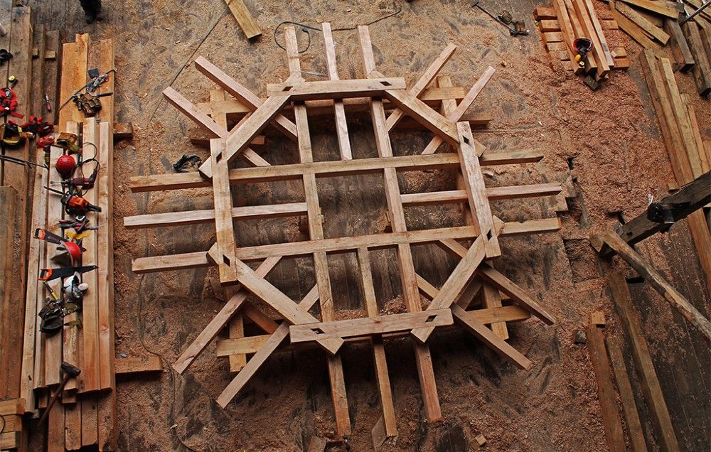 Proyecto escuela de carpinteros tradicionales busca poner en valor el oficio y fortalecer su formación. Las arquitectas Katerine Araya y Macarena Almonacid son las autoras del proyecto ganador del 2do lugar en el Concurso Innovación en la SDLM 2020. Más: buff.ly/2UTwcIg