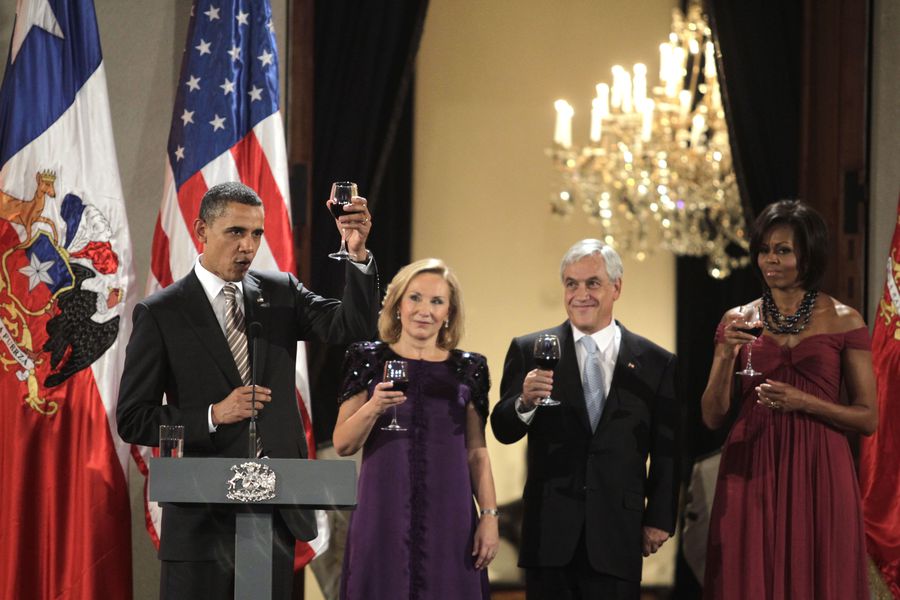 @atapiacortes Las memorias de Barack Obama: su viaje a Chile, la cena con Piñera y un concierto de Los Jaivas https://t.co/wCGVHCAlzb https://t.co/Ulcuu6BL6U